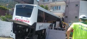 Aydın’ın Söke İlçesinde direksiyon hakimiyetini kaybeden otobüs şoförü karşı şeride