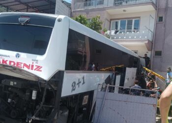 Aydın’da yolcu otobüsü eve girdi: 1 ölü 15 yaralı