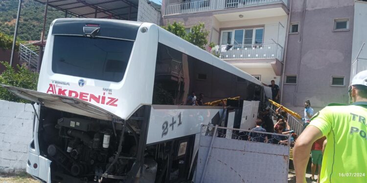 Aydın’da yolcu otobüsü eve girdi: 1 ölü 15 yaralı