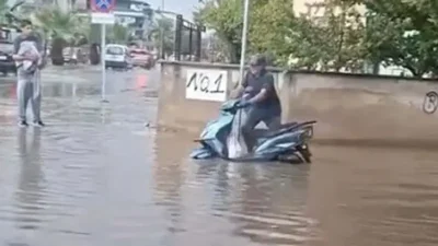 Aydın'ın Efeler ilçesinde etkili olan sağanak yağmur nedeniyle cadde ve