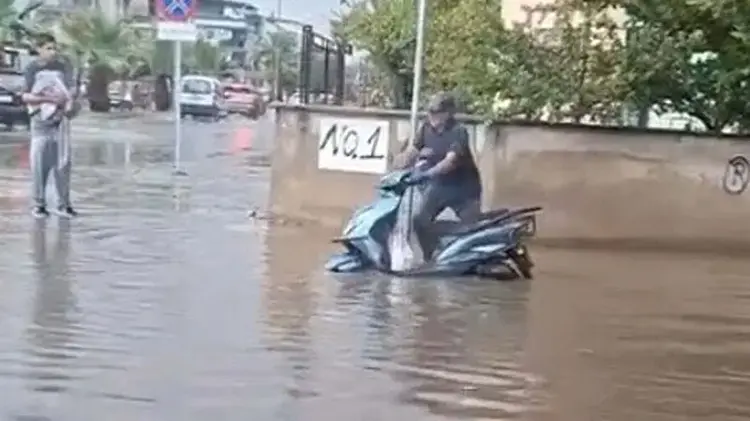 Aydın’da yollar göle döndü Aydın'ın Efeler ilçesinde etkili olan sağanak yağmur nedeniyle cadde ve