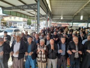 Bağarası'nda yüzlerce vatandaş yağmur duasına çıktı