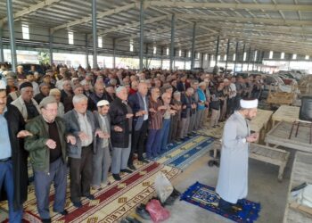 Bağarası'nda yüzlerce vatandaş yağmur duasına çıktı