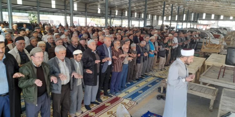 Bağarası'nda yüzlerce vatandaş yağmur duasına çıktı