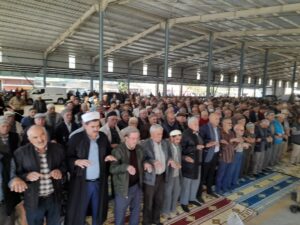 Bağarası'nda yüzlerce vatandaş yağmur duasına çıktı