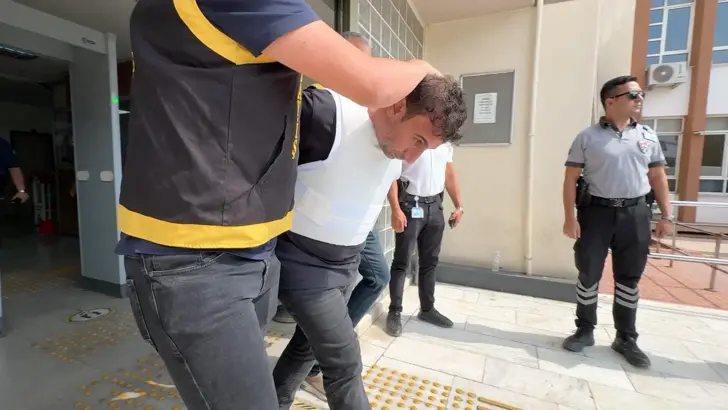 Aydın’daki silahlı saldırıda 4 tutuklama Aydın'ın Efeler ilçesinde Ramazan Kurt'un (27), iş yerinde tabancayla öldürüldüğü