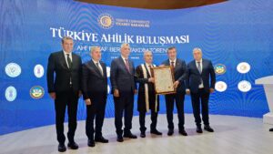 Aydın’da 2025 Yılının Ahisi seçilen oto tamircisi İsmail Gülter’e Ahi