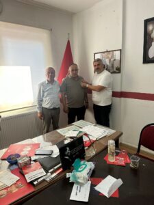 Aydın’ın İncirliova ilçesindeki 28 mahalle muhtarından beşi Cumhuriyet Halk Partisi’ne (CHP) katıldı. CHP’ye üye olan muhtarların parti rozetlerini İlçe Başkanı Ümit Yaşar taktı (1)