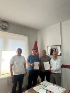 Aydın’ın İncirliova ilçesindeki 28 mahalle muhtarından beşi Cumhuriyet Halk Partisi’ne (CHP) katıldı. CHP’ye üye olan muhtarların parti rozetlerini İlçe Başkanı Ümit Yaşar taktı (2)