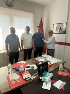 Aydın’ın İncirliova ilçesindeki 28 mahalle muhtarından beşi Cumhuriyet Halk Partisi’ne (CHP) katıldı. CHP’ye üye olan muhtarların parti rozetlerini İlçe Başkanı Ümit Yaşar taktı (3)