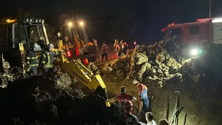 Baba- oğul toprak altında kaldı Bartın’ın Yenihamidiye köyünde fındık bahçesine su hortumu bağlamak için yaklaşık