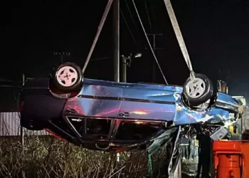 Baba ve oğlu çaya düşen otomobilde hayatını kaybetti