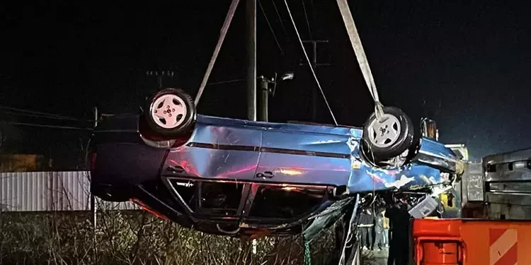 Baba ve oğlu çaya düşen otomobilde hayatını kaybetti