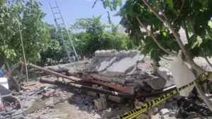 Batman’ın Beşiri ilçesi Atbağı köyünde altında yemek yedikleri balkonun çökmesi sonucu 3 kişi