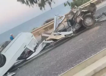 Bariyere çarpan otomobil ikiye bölündü