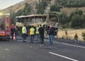 Bariyerlere çarpan yolcu otobüsü yandı 1'i bebek 8 ölü, 33 yaralı (1)