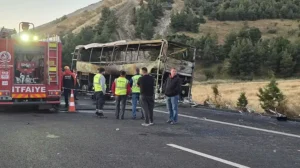 Denizli’nin Sarayköy ilçesinde yolcu otobüsünün bariyerlere çarparak yanması sonucu 1’i