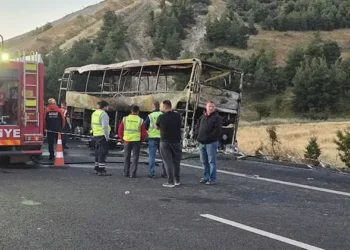 Bariyerlere çarpan yolcu otobüsü yandı 1'i bebek 8 ölü, 33 yaralı (1)