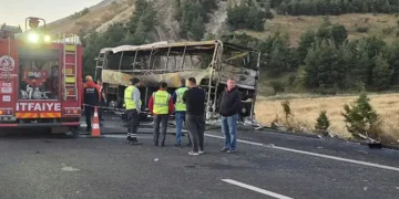 Bariyerlere çarpan yolcu otobüsü yandı 1'i bebek 8 ölü, 33 yaralı (1)