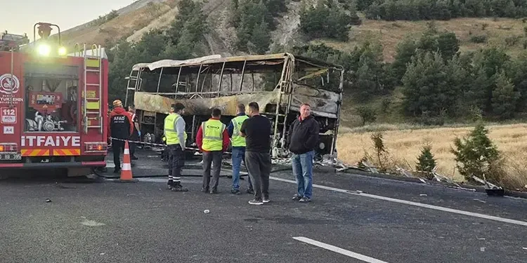 Bariyerlere çarpan yolcu otobüsü yandı 1'i bebek 8 ölü, 33 yaralı (1)