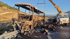 Bariyerlere çarpan yolcu otobüsü yandı 1'i bebek 8 ölü, 33 yaralı (2) Bariyerlere çarpan yolcu otobüsü yandı 1'i bebek 8 ölü, 33 yaralı (2)