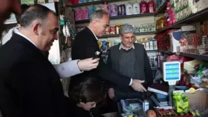 Başkan, veresiye defterini 50 bin TL'ye satın aldı Başkan, veresiye defterini 50 bin TL'ye satın aldı