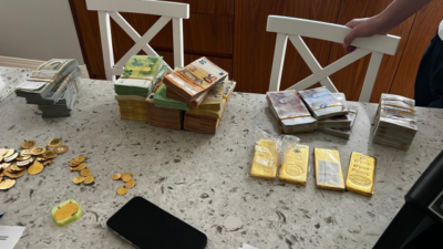 Baskın yapılan evden servet çıktı Mersin Büyükşehir Belediyesi'ne yönelik soruşturmada yeni detaylar ortaya çıktı. Şüphelilerden