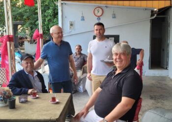 Bayramı düğün salonu gibi süslenen kahvehanede kutladılar (2)