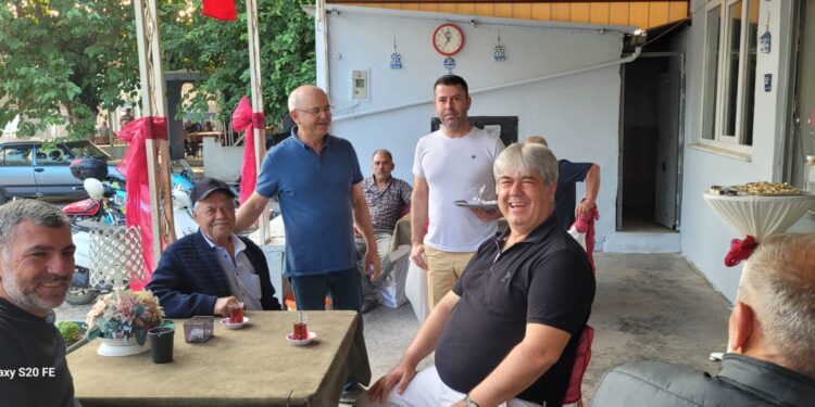 Bayramı düğün salonu gibi süslenen kahvehanede kutladılar (2)