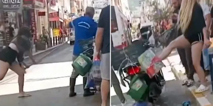 Belediye çalışanını sokak ortasında fırçayla dövdüler