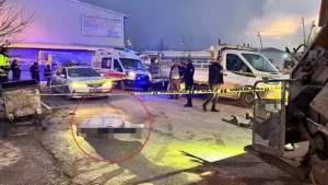 Belediye işçisi çöp kamyonunun altında kaldı Belediye işçisi çöp kamyonunun altında kaldı