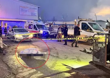 Belediye işçisi çöp kamyonunun altında kaldı