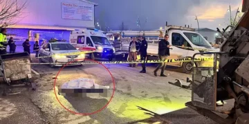 Belediye işçisi çöp kamyonunun altında kaldı