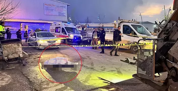 Belediye işçisi çöp kamyonunun altında kaldı