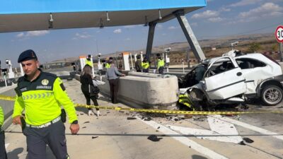 Aksaray'da Niğde-Ankara Otoyolu'nun Ortaköy gişelerinde kontrolden çıkan otomobil, beton bariyere