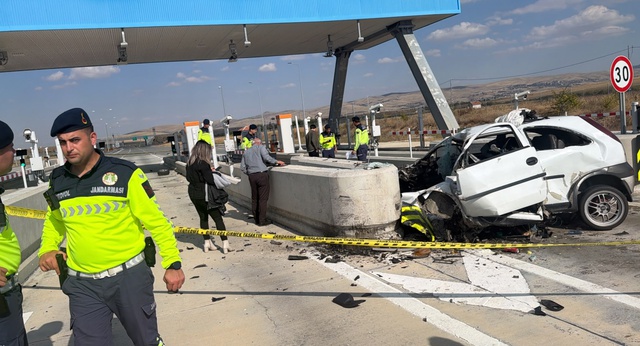 Beton bariyere çarpan sürücü hayatını kaybetti Aksaray'da Niğde-Ankara Otoyolu'nun Ortaköy gişelerinde kontrolden çıkan otomobil, beton bariyere