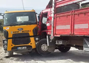 Beton mikseri ile kamyonun arasında sıkışan sürücü öldü