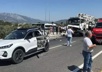 Beton mikseri otomobile çarptı