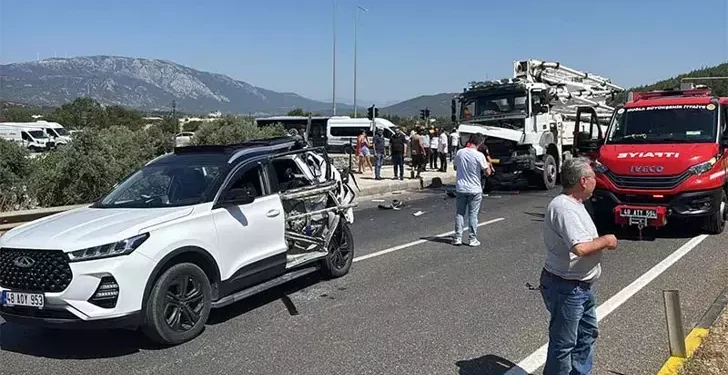 Beton mikseri otomobile çarptı