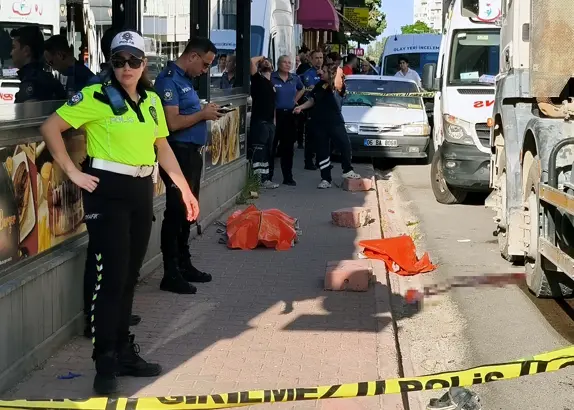 Beton mikserinin altında kalan yaya hayatını kaybetti Adana’da, geri manevra yapan beton mikserinin altında kalan yaya hayatını