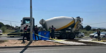 Beton mikserinin çarptığı yaya öldü  