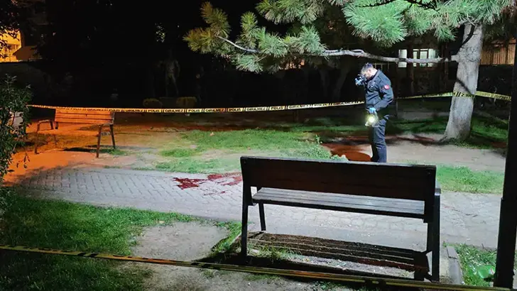 Birlikte alkol aldığı arkadaşını bıçakladı Eskişehir’de iki arkadaş birlikte alkol aldıktan sonra tartıştı. Çıkan kavgada