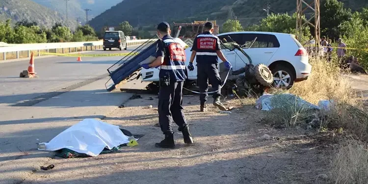 Böbreğini verdiği oğluyla birlikte kazada öldü