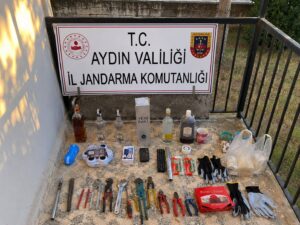 Bozdoğan’da çaldıkları eşyalarla kaçamadan yakalandılar Bozdoğan’da çaldıkları eşyalarla kaçamadan yakalandılar