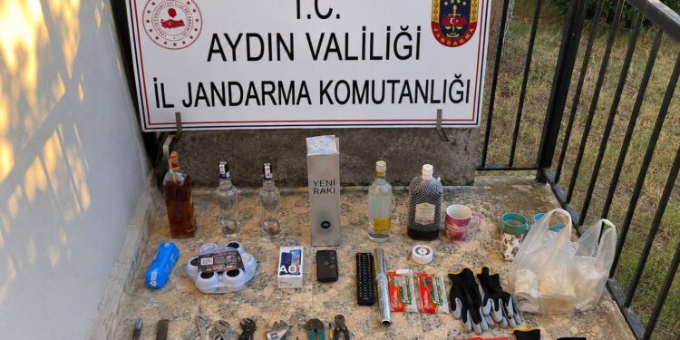 Bozdoğan’da çaldıkları eşyalarla kaçamadan yakalandılar