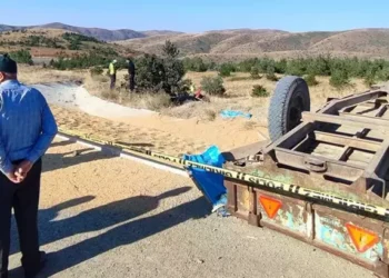 Buğday yüklü traktör devrildi 2 ölü