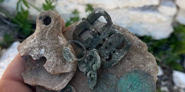 Buldukları tarihi eserleri satmak isterken yakalandılar