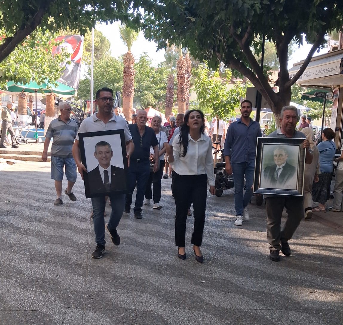 CHP’liler Incirliova’da topluca istifa etti (1) CHP’liler Incirliova’da topluca istifa etti (1)