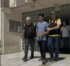 Çaldıkları otomobil uçuruma yuvarlandı