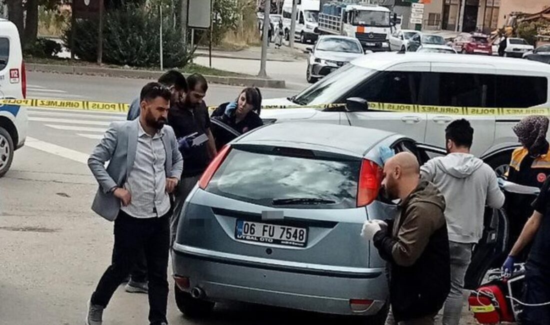 Çalışır haldeki otomobilde 2 kişi ölü bulundu Ankara'nın Çubuk ilçesinde, bir akaryakıt istasyonundaki ATM'nin yanında motoru çalışır